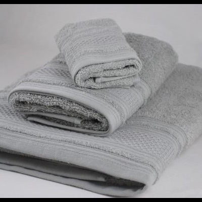 Conjunto de toalhas cinza claro empilhadas