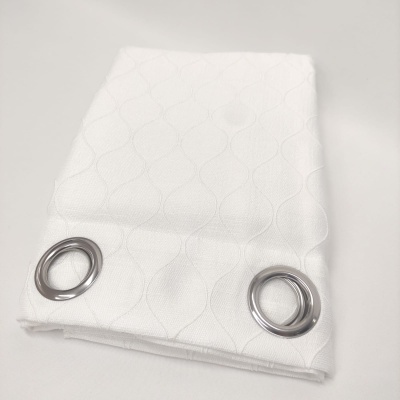 Pano branco com padrão geométrico e ilhóses metálicos prateados