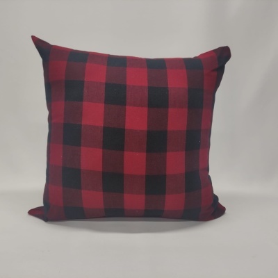 Almofada quadrada vermelha e preta com padrão xadrez
