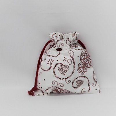 Saco de tecido branco com padrão vermelho escuro e cordões de fecho bordo