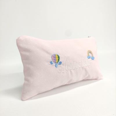 Estojo rosa claro bordado com balão, arco-íris e palavra 'Mamã'