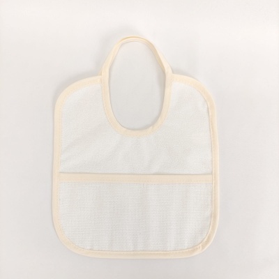 Babete infantil branco com acabamento bege e bolso frontal em tecido leve