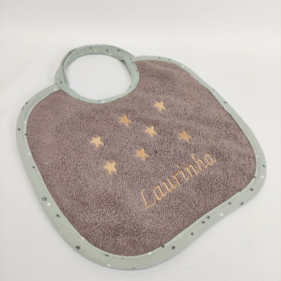 Babete castanha com estrelas amarelas e nome Laurinha bordado