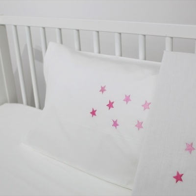 Roupa de cama branca para berço com estrelas rosa e vermelhas estampadas