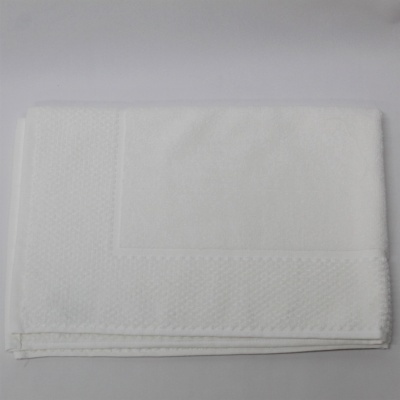 Toalha branca dobrada com textura nas bordas