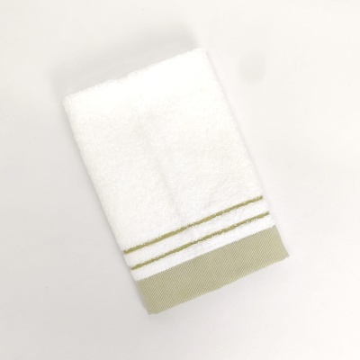 Toalha branca com borda verde clara e linhas verdes