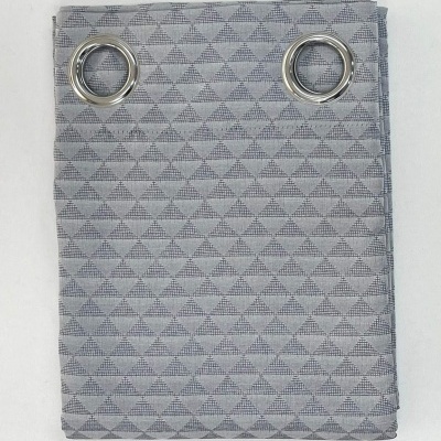 Cortina cinza com padrão geométrico e ilhós prateados