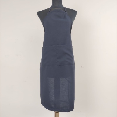 Avental preto com tiras num manequim contra parede branca