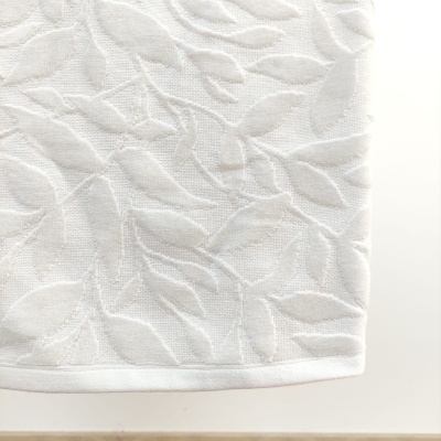 Toalha branca com padrão de folhas em relevo