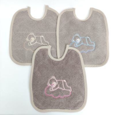 Três babetes cinzentos com bordados de ursos coloridos