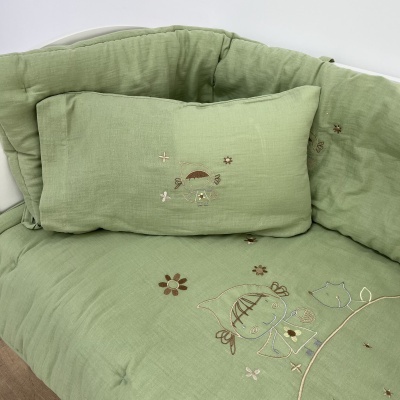 Roupa de cama para bebé verde com bordados de menina e flores