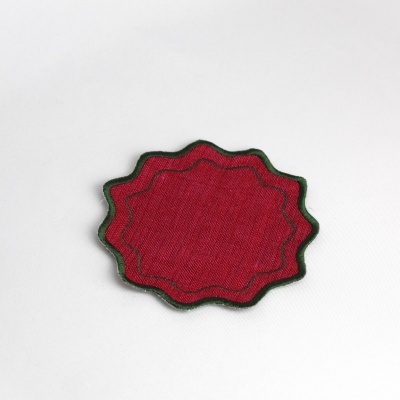 Patch bordado vermelho com contorno verde sobre fundo branco