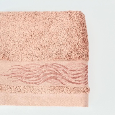 Toalha de rosto cor de salmão com detalhe decorativo ondulado