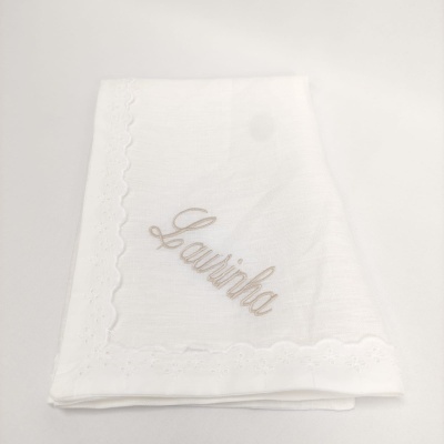 Pano branco com bordado bege e borda em relevo