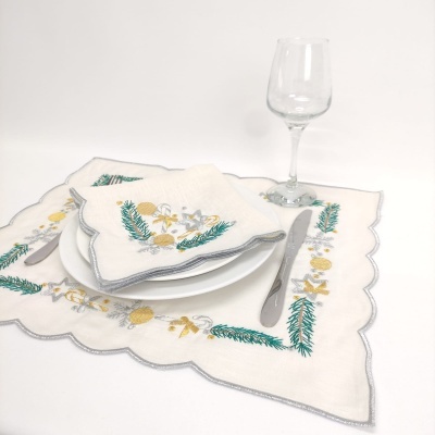 Conjunto de guardanapo e toalhete bordados com prato, faca e copo sobre fundo branco