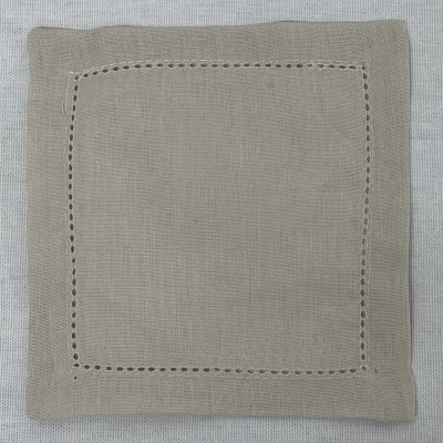 Guardanapo bege com bordado quadrado central em tecido cinzento claro
