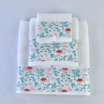 Conjunto de toalhas brancas com padrão de flamingos e folhas verdes