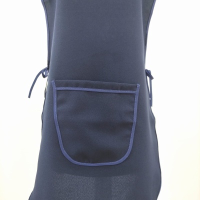 Avental azul escuro com bolso frontal e laços laterais em fundo branco