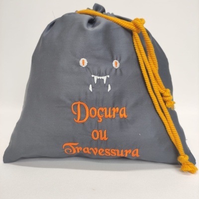 Saco cinzento com cordão amarelo e bordado 'Doçura ou Travessura' com rosto assustador