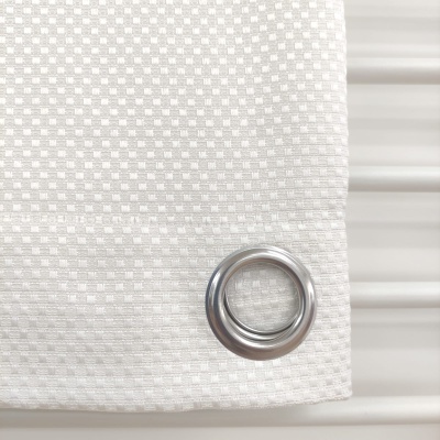 Cortina branca com padrão de quadrados e ilhós metálico