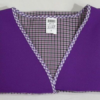 Casaco roxo com padrão xadrez na gola