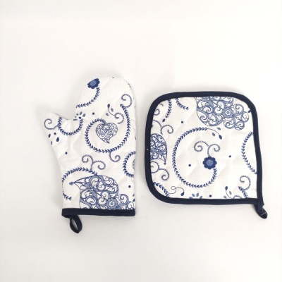 Conjunto de luva de forno e pegador em tecido branco com padrão azul de arabescos.