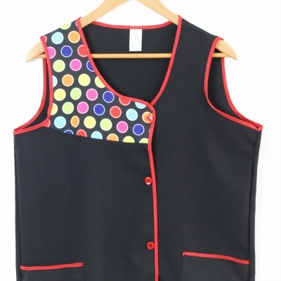 Colete preto com detalhes vermelhos e padrão de círculos coloridos no ombro