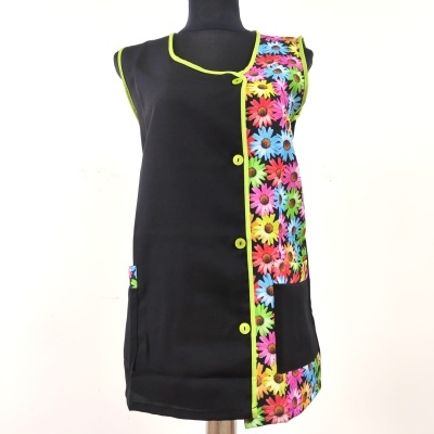 Vestido sem mangas preto e floral com botões amarelos exibido em manequim