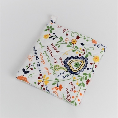 Estojo de tecido branco com padrão floral colorido e texto manuscrito