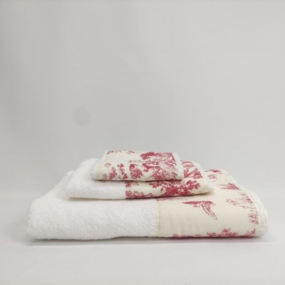 Conjunto de toalhas brancas com detalhes vermelhos e padrão floral