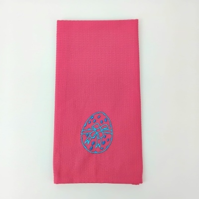 Guardanapo cor de rosa com bordado de ovo azul