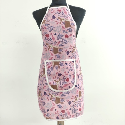 Avental rosa com estampa de veados e flores em manequim preto