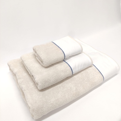 Três toalhas de banho bege claro com banda branca e linha azul