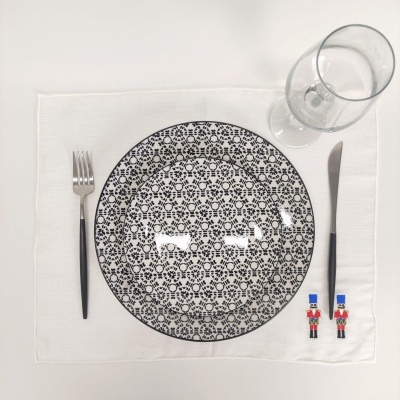 Conjunto de mesa com prato decorativo, talheres e taça