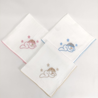 Três panos de boca brancos com bordados de bebé a dormir em rosa, azul e bege