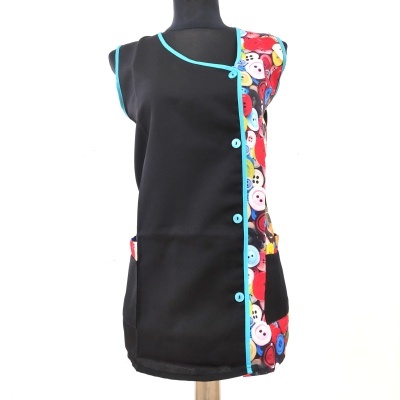 Blusão preto com detalhes coloridos e botões decorativos