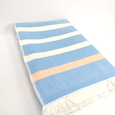 Toalha riscada azul, branco e salmão com franjas brancas