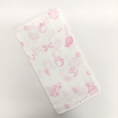 Fralda branca com desenhos escolares rosas