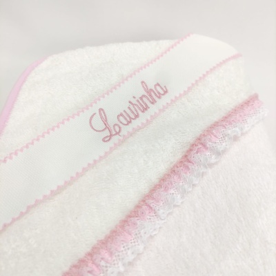 Toalha branca felpuda com bordado 'Laurinha' em rosa e renda branca e rosa