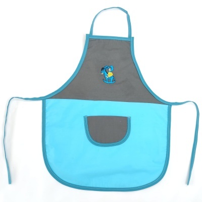 Avental infantil azul e cinza com bolso e bordado de personagem