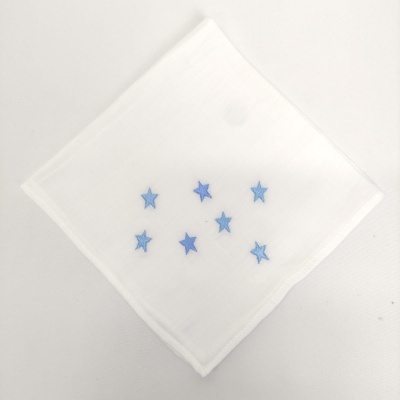 Lenço branco com estrelas azuis bordadas no centro