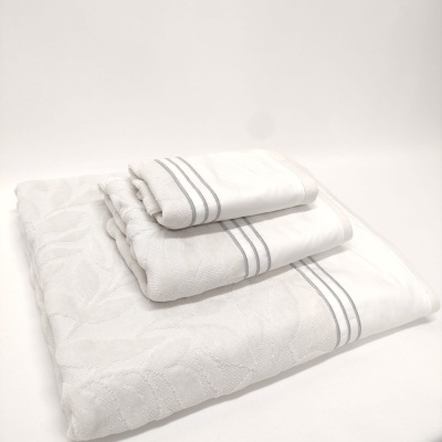 Conjunto de três toalhas brancas com padrão floral e linhas cinza