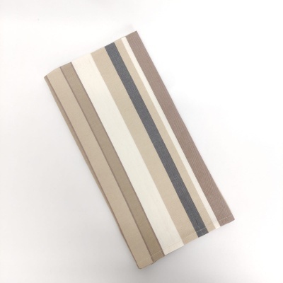 Toalha de tecido com riscas verticais em tons neutros sobre fundo branco