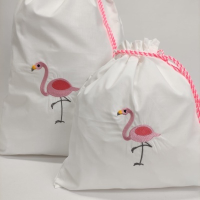 Sacos de tecido brancos com bordado de flamingo cor de rosa e cordão rosa