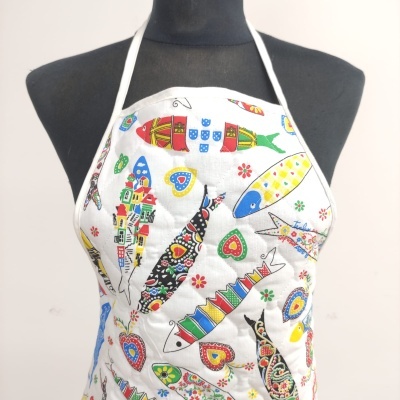 Avental branco com padrão colorido de peixes estilizados e corações