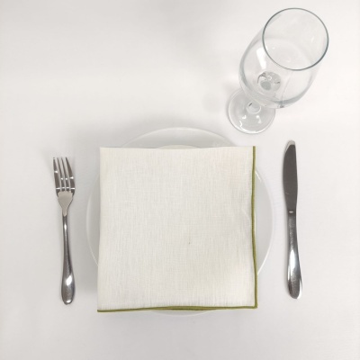 Mesa posta com prato, guardanapo, garfo, faca e copo