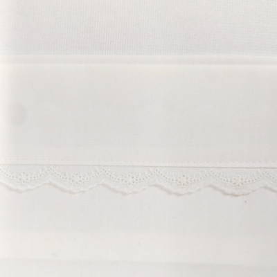 Tecido branco com borda em renda festoneada delicada