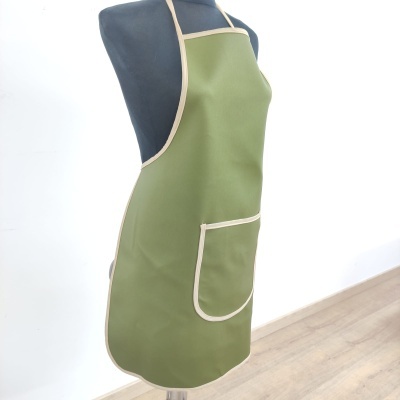 Avental verde com bolso frontal em manequim preto