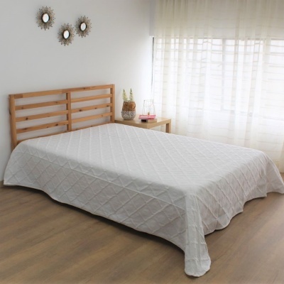 Cama de madeira com colcha branca numa divisão luminosa com cortinas e espelhos decorativos