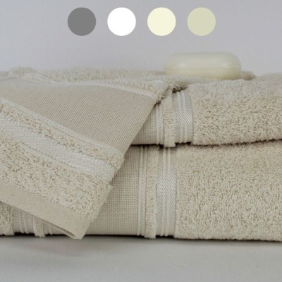 Conjunto de toalhas bege dobradas com texturas felpudas e faixas decorativas